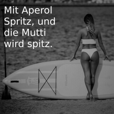 Mit Aperol Spritz, und die Mutti wird Spitz - Trinkspruch - party-sprüche.de - Frau - Surfboard - Strand
